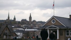 Primărie locală în față, guvern incert în fundal.