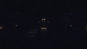 Parlament gol, ușă închisă, atmosferă tăcută.